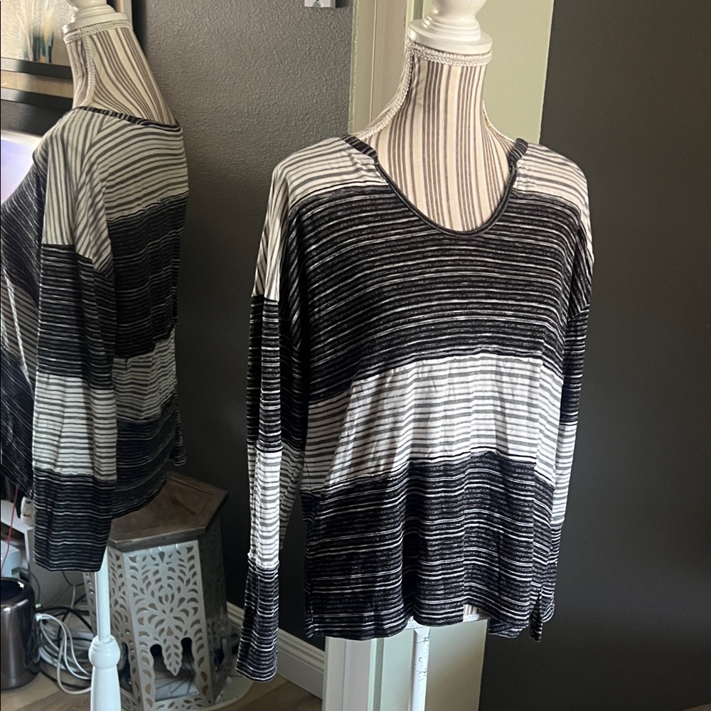 Vince Camuto, XL, cozy Black and White Striped Long Sleeve Top